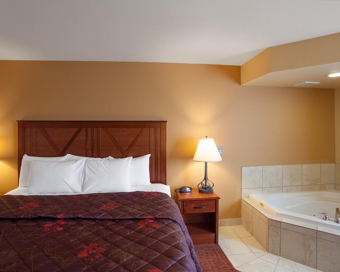 Rodeway Inn & Suites Phillipsburg Exterior photo