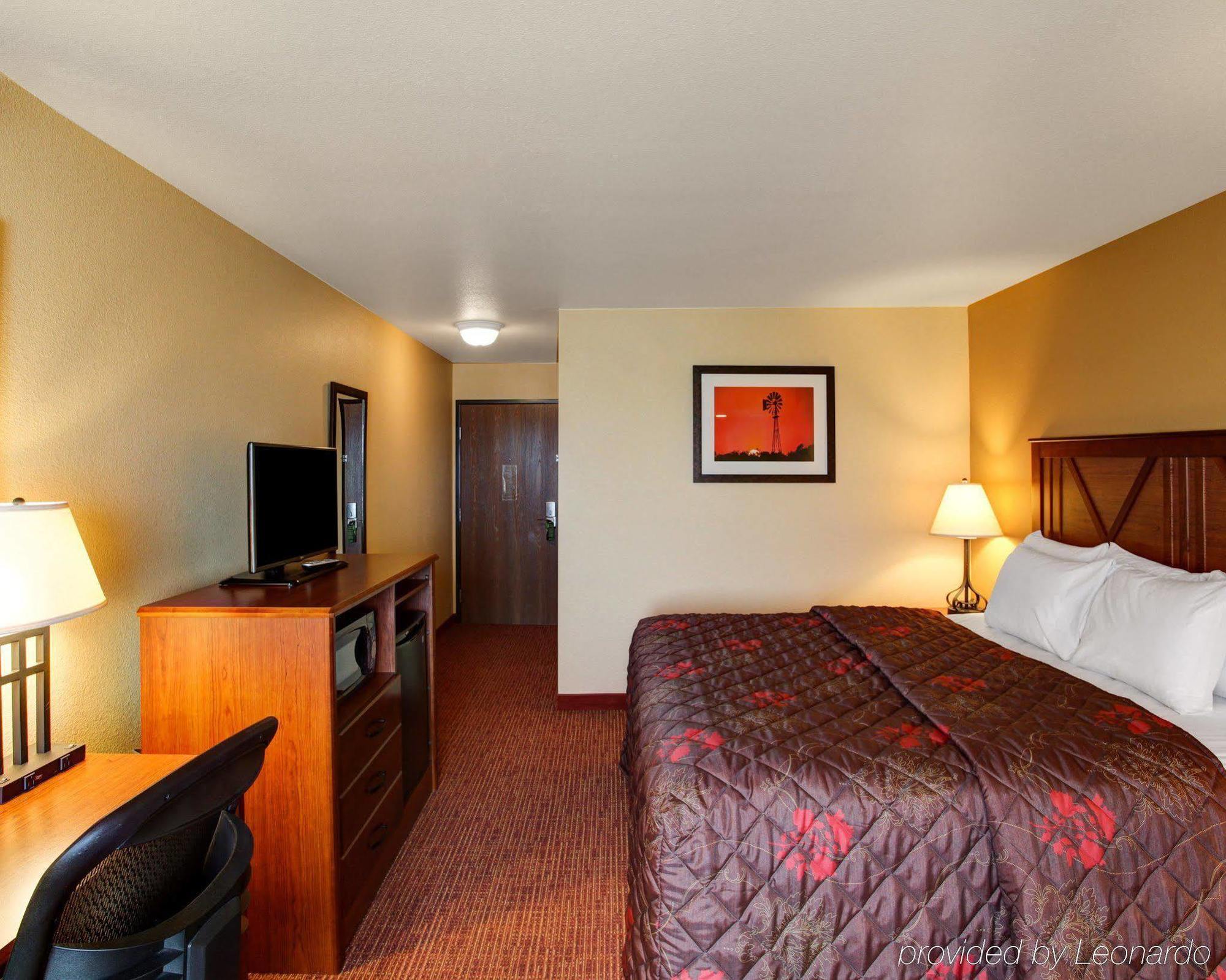 Rodeway Inn & Suites Phillipsburg Exterior photo